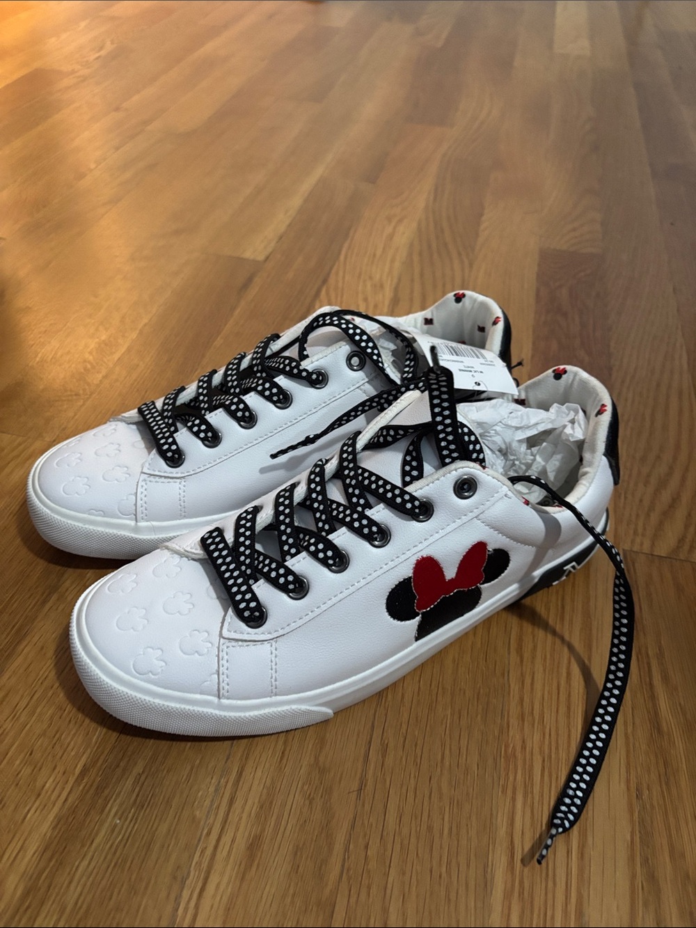 NWT White Minnie Mouse Accent Sneakers with Polka Dot Laces - size 9